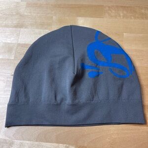 SYNA WORLD BIG LOGO SKULL HAT - GREY / BLUE Beanie